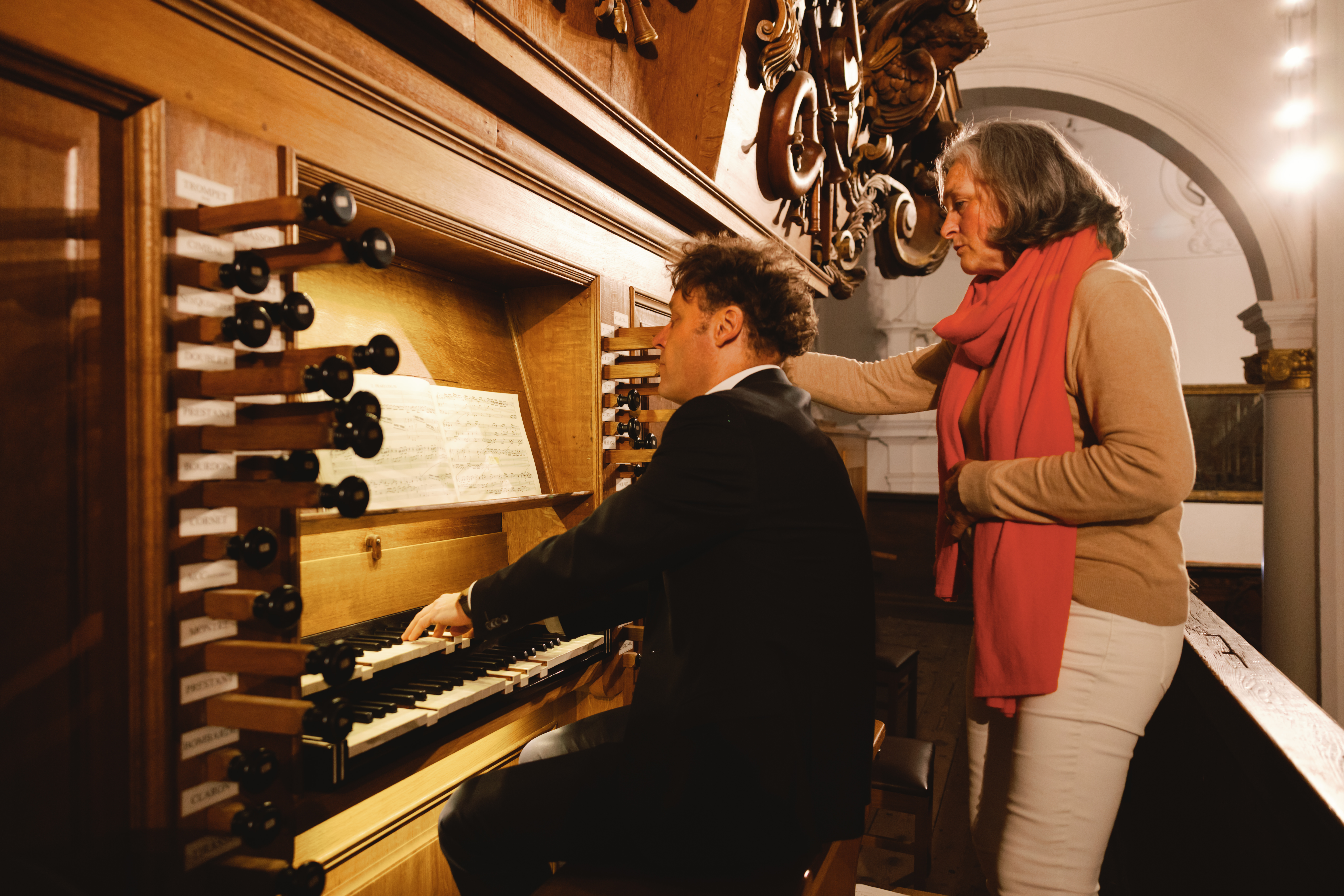 Emmanuel Van Kerckhoven en Gretel Beyers van BACH in de STAD aan het orgel in de Sint-Carolus Borromeuskerk © Mathias Hannes